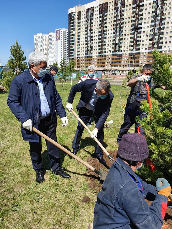 В преддверии Дня 75-летия Великой Победы и Дня Защитника отечества сотрудники АО «KEGOC» и АО «Энергоинформ» посадили 75 деревьев
